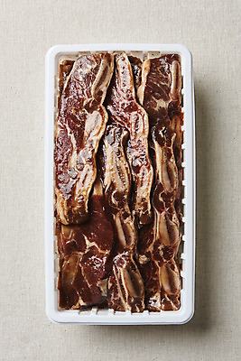 포토 JPG 스튜디오촬영 음식 포장 회색배경 실내 생고기 육류 요리 사람없음 하이앵글 소고기 양념 갈비 부위 양념갈비 소갈비 포장용기 LA갈비 국내포토 뷰포인트 백그라운드 식재료 내부 회색 포장재료 파일형식