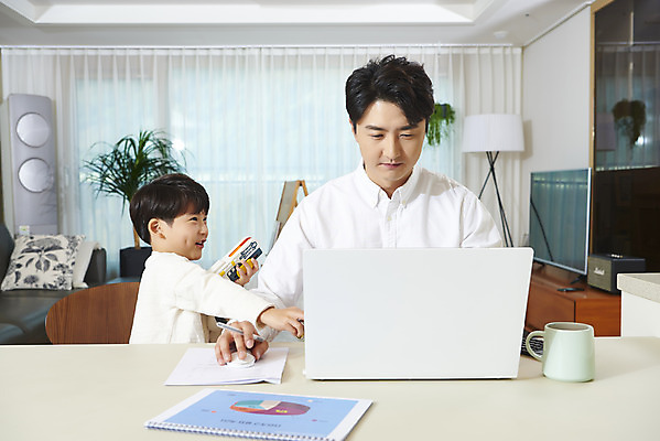 포토 JPG 남자 아들 어린이 비즈니스 가족 실내 들기 사람 앉기 상반신 성인 두명 앞모습 옆모습 30대 노트북 장난감 화목 한국인 육아 잡기 가족라이프 업무 직장인 아빠 재택근무 부자지간 남자만 델타변이바이러스 육아대디 싱글대디 한부모가족 국내포토 직업 라이프스타일 뷰포인트 컨셉 관계 모션 동양인 내부 장년 전자제품 작업 바이러스 파일형식