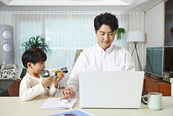 포토 JPG 남자 아들 어린이 장난 비즈니스 가족 실내 들기 사람 앉기 상반신 성인 두명 앞모습 옆모습 30대 노트북 장난감 화목 한국인 육아 가족라이프 업무 직장인 아빠 재택근무 부자지간 남자만 델타변이바이러스 육아대디 싱글대디 한부모가족 국내포토 직업 라이프스타일 뷰포인트 컨셉 관계 모션 동양인 내부 장년 전자제품 작업 바이러스 파일형식