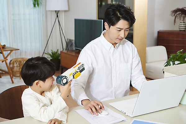 포토 JPG 남자 아들 어린이 장난 비즈니스 가족 실내 들기 사람 앉기 상반신 성인 두명 앞모습 옆모습 30대 노트북 장난감 화목 한국인 육아 흰색 가족라이프 업무 직장인 아빠 집중 재택근무 부자지간 남자만 델타변이바이러스 육아대디 싱글대디 한부모가족 국내포토 직업 라이프스타일 뷰포인트 컬러 컨셉 관계 모션 동양인 내부 장년 전자제품 작업 바이러스 파일형식