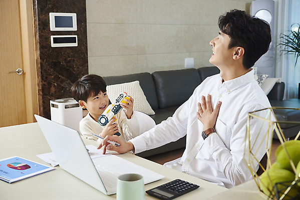 포토 JPG 남자 아들 어린이 장난 비즈니스 가족 실내 들기 사람 앉기 상반신 성인 두명 옆모습 30대 노트북 장난감 화목 한국인 육아 가족라이프 업무 직장인 아빠 재택근무 부자지간 남자만 델타변이바이러스 육아대디 싱글대디 한부모가족 국내포토 직업 라이프스타일 뷰포인트 컨셉 관계 모션 동양인 내부 장년 전자제품 작업 바이러스 파일형식