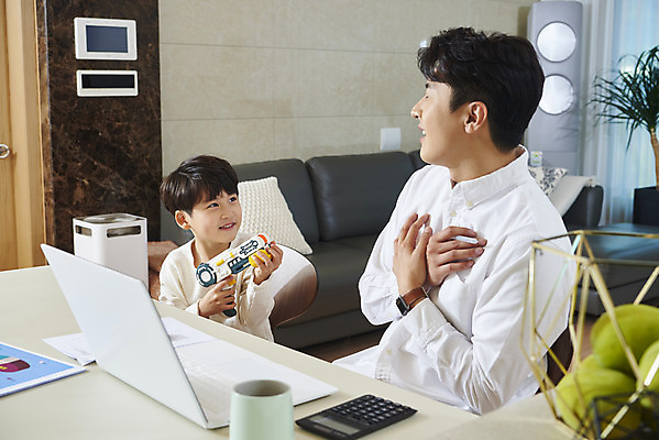 포토 JPG 남자 아들 어린이 장난 비즈니스 가족 실내 들기 사람 앉기 상반신 성인 두명 옆모습 30대 노트북 장난감 화목 한국인 육아 가족라이프 업무 직장인 아빠 즐거움 재택근무 부자지간 남자만 델타변이바이러스 육아대디 싱글대디 한부모가족 국내포토 직업 라이프스타일 감정 뷰포인트 컨셉 관계 모션 동양인 내부 장년 전자제품 작업 바이러스 파일형식