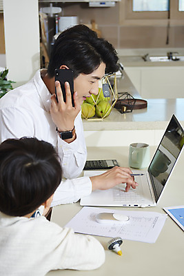 포토 JPG 남자 아들 어린이 비즈니스 가족 실내 들기 사람 앉기 상반신 성인 두명 옆모습 뒷모습 30대 노트북 스마트폰 한국인 육아 가족라이프 업무 직장인 아빠 집중 통화 재택근무 부자지간 남자만 델타변이바이러스 육아대디 싱글대디 한부모가족 국내포토 직업 라이프스타일 뷰포인트 컨셉 관계 모션 동양인 내부 장년 전자제품 핸드폰 스마트기기 작업 바이러스 파일형식