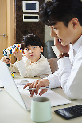 포토 JPG 응시 남자 아들 어린이 비즈니스 가족 실내 들기 사람 앉기 상반신 성인 두명 옆모습 30대 노트북 스마트폰 장난감 한국인 육아 가족라이프 업무 직장인 아빠 집중 통화 재택근무 부자지간 남자만 델타변이바이러스 육아대디 싱글대디 한부모가족 국내포토 직업 라이프스타일 시선 뷰포인트 컨셉 관계 모션 동양인 내부 장년 전자제품 핸드폰 스마트기기 작업 바이러스 파일형식