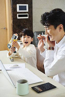 포토 JPG 남자 아들 어린이 비즈니스 가족 실내 웃음 들기 사람 앉기 상반신 성인 두명 옆모습 30대 노트북 스마트폰 장난감 화목 한국인 육아 가족라이프 업무 직장인 아빠 즐거움 통화 재택근무 부자지간 남자만 델타변이바이러스 육아대디 싱글대디 한부모가족 국내포토 직업 라이프스타일 감정 뷰포인트 컨셉 관계 모션 표정 동양인 내부 장년 전자제품 핸드폰 스마트기기 작업 바이러스 파일형식