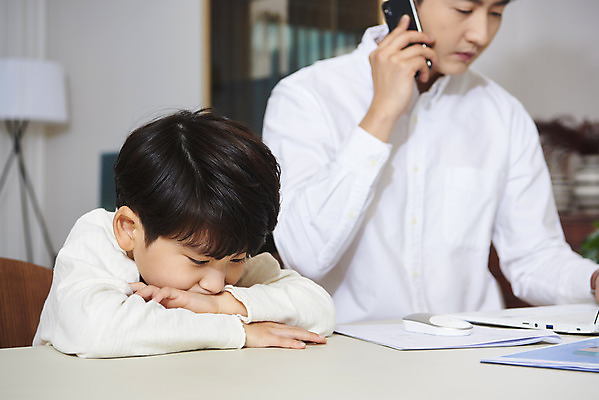 포토 JPG 남자 아들 어린이 엎드리기 비즈니스 가족 실내 들기 사람 앉기 상반신 성인 두명 옆모습 30대 노트북 스마트폰 한국인 육아 가족라이프 업무 직장인 아빠 통화 재택근무 삐침 서운함 부자지간 남자만 델타변이바이러스 육아대디 싱글대디 한부모가족 국내포토 직업 라이프스타일 감정 뷰포인트 관계 모션 동양인 내부 장년 전자제품 핸드폰 스마트기기 작업 바이러스 파일형식