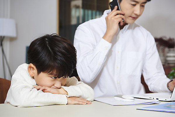 포토 JPG 남자 아들 어린이 엎드리기 비즈니스 가족 실내 들기 사람 앉기 상반신 성인 두명 옆모습 30대 노트북 스마트폰 한국인 육아 가족라이프 업무 직장인 아빠 통화 재택근무 삐침 서운함 부자지간 남자만 델타변이바이러스 육아대디 싱글대디 한부모가족 국내포토 직업 라이프스타일 감정 뷰포인트 관계 모션 동양인 내부 장년 전자제품 핸드폰 스마트기기 작업 바이러스 파일형식