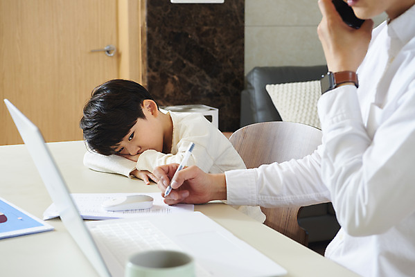 포토 JPG 응시 남자 아들 어린이 엎드리기 비즈니스 가족 실내 들기 사람 앉기 상반신 성인 두명 옆모습 30대 노트북 스마트폰 한국인 육아 가족라이프 업무 직장인 아빠 통화 재택근무 삐침 서운함 부자지간 남자만 델타변이바이러스 육아대디 싱글대디 한부모가족 국내포토 직업 라이프스타일 시선 감정 뷰포인트 관계 모션 동양인 내부 장년 전자제품 핸드폰 스마트기기 작업 바이러스 파일형식