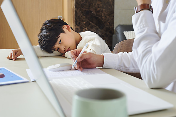 포토 JPG 손 응시 남자 아들 어린이 엎드리기 비즈니스 가족 실내 한명 사람 앉기 상반신 성인 옆모습 신체부위 30대 노트북 한국인 육아 가족라이프 업무 직장인 아빠 재택근무 삐침 서운함 부자지간 델타변이바이러스 육아대디 싱글대디 한부모가족 국내포토 직업 1 라이프스타일 시선 감정 뷰포인트 관계 모션 동양인 내부 장년 전자제품 작업 바이러스 파일형식