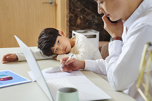 포토 JPG 응시 남자 아들 어린이 엎드리기 비즈니스 가족 실내 들기 사람 앉기 상반신 성인 두명 옆모습 30대 노트북 스마트폰 한국인 육아 가족라이프 업무 직장인 아빠 집중 통화 재택근무 서운함 부자지간 남자만 델타변이바이러스 육아대디 싱글대디 한부모가족 국내포토 직업 라이프스타일 시선 뷰포인트 컨셉 관계 모션 동양인 내부 장년 전자제품 핸드폰 스마트기기 작업 바이러스 파일형식