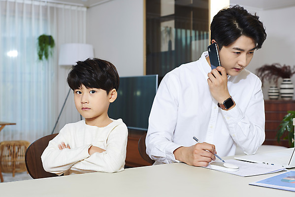 포토 JPG 남자 아들 어린이 비즈니스 가족 실내 들기 사람 앉기 상반신 성인 두명 앞모습 옆모습 30대 노트북 스마트폰 팔짱 한국인 육아 가족라이프 업무 직장인 아빠 집중 통화 재택근무 삐침 서운함 부자지간 남자만 델타변이바이러스 육아대디 싱글대디 한부모가족 국내포토 직업 라이프스타일 감정 뷰포인트 컨셉 관계 모션 동양인 내부 장년 전자제품 핸드폰 스마트기기 작업 바이러스 파일형식
