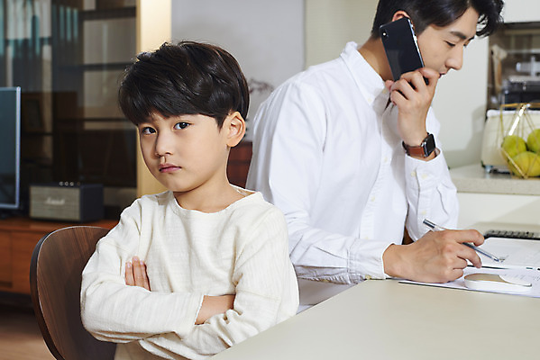 포토 JPG 남자 아들 어린이 비즈니스 가족 실내 들기 사람 앉기 상반신 성인 두명 앞모습 옆모습 30대 노트북 스마트폰 팔짱 한국인 육아 가족라이프 업무 직장인 아빠 집중 통화 재택근무 삐침 서운함 부자지간 남자만 델타변이바이러스 육아대디 싱글대디 한부모가족 국내포토 직업 라이프스타일 감정 뷰포인트 컨셉 관계 모션 동양인 내부 장년 전자제품 핸드폰 스마트기기 작업 바이러스 파일형식