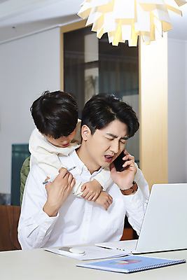 포토 JPG 남자 아들 어린이 비즈니스 가족 실내 매달리기 피곤 들기 사람 앉기 상반신 성인 두명 옆모습 30대 노트북 스마트폰 한국인 육아 가족라이프 업무 직장인 아빠 통화 재택근무 조르기 부자지간 남자만 델타변이바이러스 육아대디 싱글대디 한부모가족 국내포토 직업 라이프스타일 뷰포인트 컨셉 관계 모션 동양인 내부 장년 전자제품 핸드폰 스마트기기 작업 바이러스 파일형식