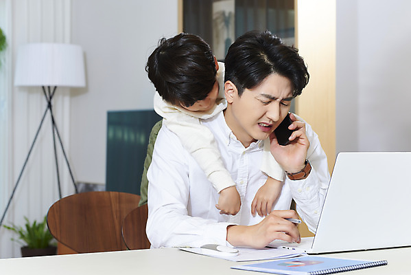 포토 JPG 남자 아들 어린이 비즈니스 가족 실내 매달리기 피곤 들기 사람 앉기 상반신 성인 두명 옆모습 30대 노트북 스마트폰 한국인 육아 가족라이프 업무 직장인 찡그림 아빠 통화 재택근무 조르기 부자지간 남자만 델타변이바이러스 육아대디 싱글대디 한부모가족 국내포토 직업 라이프스타일 뷰포인트 컨셉 관계 모션 표정 동양인 내부 장년 전자제품 핸드폰 스마트기기 작업 바이러스 파일형식