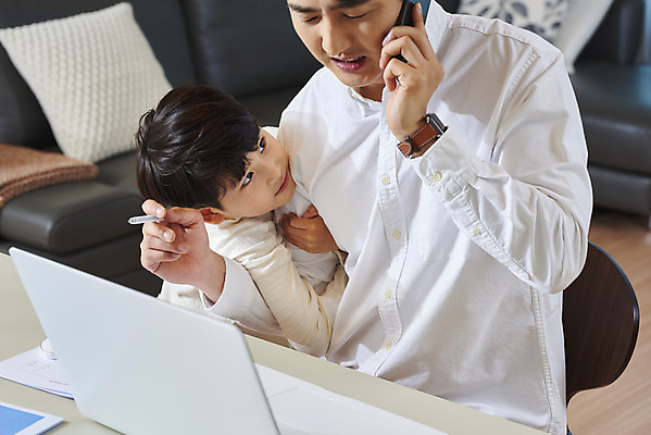 포토 JPG 응시 남자 아들 어린이 장난 비즈니스 가족 실내 매달리기 들기 사람 앉기 상반신 성인 두명 옆모습 30대 노트북 스마트폰 한국인 육아 가족라이프 업무 직장인 아빠 집중 통화 재택근무 조르기 부자지간 남자만 델타변이바이러스 육아대디 싱글대디 한부모가족 국내포토 직업 라이프스타일 시선 뷰포인트 컨셉 관계 모션 동양인 내부 장년 전자제품 핸드폰 스마트기기 작업 바이러스 파일형식