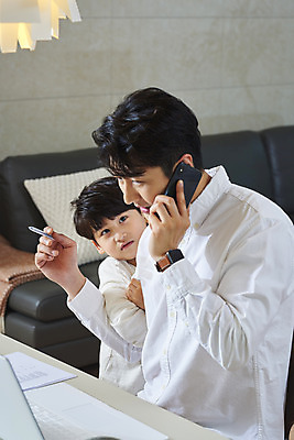 포토 JPG 응시 남자 아들 어린이 비즈니스 가족 실내 매달리기 들기 사람 앉기 상반신 성인 두명 옆모습 30대 노트북 스마트폰 한국인 육아 가족라이프 업무 직장인 아빠 집중 통화 재택근무 조르기 부자지간 남자만 델타변이바이러스 육아대디 싱글대디 한부모가족 국내포토 직업 라이프스타일 시선 뷰포인트 컨셉 관계 모션 동양인 내부 장년 전자제품 핸드폰 스마트기기 작업 바이러스 파일형식