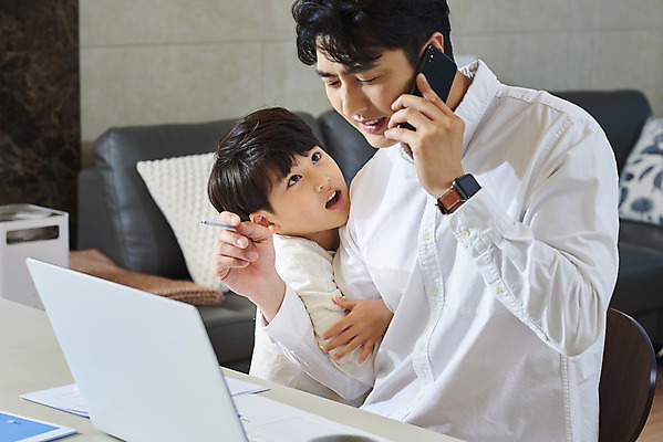 포토 JPG 응시 남자 아들 어린이 비즈니스 가족 실내 매달리기 피곤 들기 사람 앉기 상반신 성인 두명 옆모습 30대 노트북 스마트폰 한국인 육아 가족라이프 업무 직장인 아빠 통화 재택근무 조르기 부자지간 남자만 델타변이바이러스 육아대디 싱글대디 한부모가족 국내포토 직업 라이프스타일 시선 뷰포인트 컨셉 관계 모션 동양인 내부 장년 전자제품 핸드폰 스마트기기 작업 바이러스 파일형식