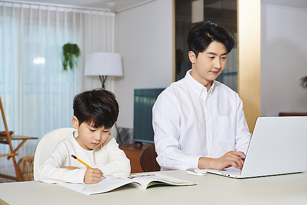 포토 JPG 학생 남자 아들 어린이 비즈니스 가족 실내 사람 앉기 상반신 성인 두명 옆모습 30대 노트북 연필 한국인 육아 잡기 가족라이프 업무 직장인 아빠 집중 재택근무 부자지간 남자만 델타변이바이러스 육아대디 싱글대디 한부모가족 국내포토 직업 라이프스타일 뷰포인트 컨셉 관계 모션 학용품 동양인 내부 장년 전자제품 필기구 작업 바이러스 파일형식
