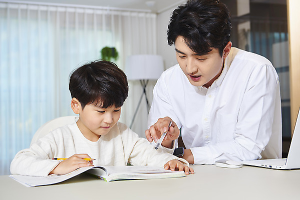 포토 JPG 학생 남자 아들 어린이 비즈니스 가족 실내 사람 앉기 상반신 성인 두명 앞모습 옆모습 30대 노트북 연필 한국인 육아 가족라이프 업무 직장인 가르침 아빠 집중 재택근무 부자지간 남자만 델타변이바이러스 육아대디 싱글대디 한부모가족 국내포토 직업 라이프스타일 교육 뷰포인트 컨셉 관계 모션 학용품 동양인 내부 장년 전자제품 필기구 작업 바이러스 파일형식