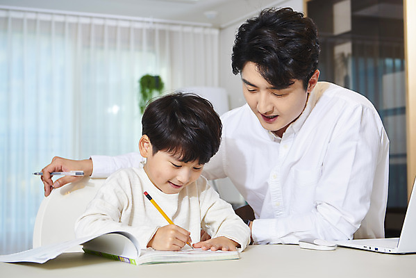 포토 JPG 학생 남자 아들 어린이 비즈니스 가족 실내 미소 사람 앉기 상반신 성인 두명 앞모습 옆모습 30대 노트북 연필 화목 한국인 육아 흰색 가족라이프 업무 직장인 아빠 집중 교과서 재택근무 부자지간 남자만 델타변이바이러스 육아대디 싱글대디 한부모가족 국내포토 직업 라이프스타일 뷰포인트 컬러 컨셉 관계 모션 학용품 교재 표정 동양인 내부 장년 전자제품 필기구 작업 바이러스 파일형식