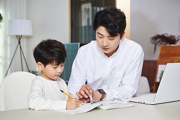 포토 JPG 학생 남자 아들 어린이 비즈니스 가족 실내 사람 앉기 상반신 성인 두명 앞모습 옆모습 30대 노트북 연필 한국인 육아 잡기 가족라이프 업무 직장인 가르침 아빠 집중 교과서 재택근무 부자지간 남자만 델타변이바이러스 육아대디 싱글대디 한부모가족 국내포토 직업 라이프스타일 교육 뷰포인트 컨셉 관계 모션 학용품 교재 동양인 내부 장년 전자제품 필기구 작업 바이러스 파일형식