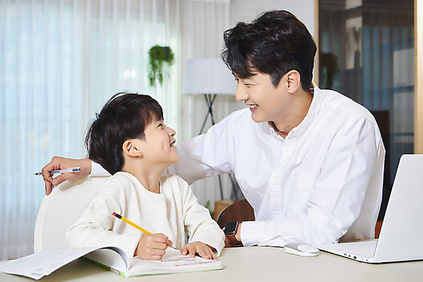 포토 JPG 학생 남자 아들 어린이 비즈니스 가족 실내 미소 사람 앉기 상반신 성인 두명 옆모습 30대 노트북 연필 마주보기 화목 한국인 육아 가족라이프 업무 직장인 아빠 교과서 재택근무 부자지간 남자만 델타변이바이러스 육아대디 싱글대디 한부모가족 국내포토 직업 라이프스타일 뷰포인트 컨셉 관계 모션 학용품 교재 표정 동양인 내부 장년 전자제품 필기구 작업 바이러스 파일형식