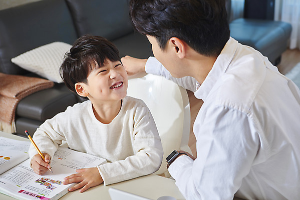 포토 JPG 학생 응시 남자 아들 어린이 비즈니스 가족 실내 미소 사람 앉기 상반신 성인 두명 옆모습 30대 노트북 연필 화목 한국인 육아 가족라이프 업무 직장인 아빠 재택근무 부자지간 남자만 델타변이바이러스 육아대디 싱글대디 한부모가족 국내포토 직업 라이프스타일 시선 뷰포인트 컨셉 관계 모션 학용품 표정 동양인 내부 장년 전자제품 필기구 작업 바이러스 파일형식