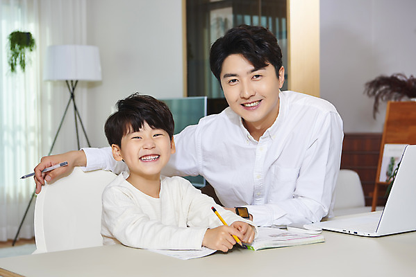 포토 JPG 학생 남자 아들 어린이 비즈니스 가족 실내 미소 사람 앉기 상반신 성인 두명 앞모습 30대 노트북 연필 화목 한국인 육아 가족라이프 업무 직장인 아빠 재택근무 부자지간 남자만 델타변이바이러스 육아대디 싱글대디 한부모가족 국내포토 직업 라이프스타일 뷰포인트 컨셉 관계 모션 학용품 표정 동양인 내부 장년 전자제품 필기구 작업 바이러스 파일형식