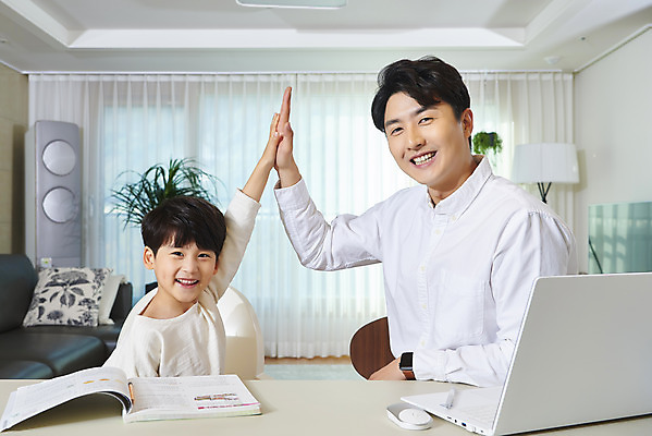 포토 JPG 학생 남자 아들 어린이 비즈니스 가족 실내 미소 사람 앉기 상반신 성인 두명 앞모습 30대 노트북 연필 화목 한국인 육아 가족라이프 업무 직장인 아빠 하이파이브 재택근무 부자지간 남자만 델타변이바이러스 육아대디 싱글대디 한부모가족 국내포토 직업 라이프스타일 뷰포인트 컨셉 관계 모션 학용품 표정 동양인 손짓 내부 장년 전자제품 필기구 작업 바이러스 파일형식