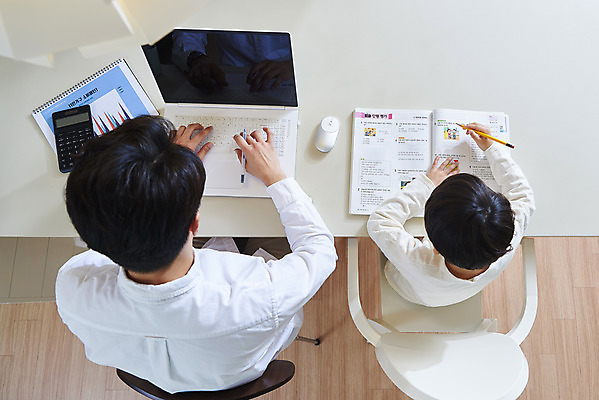 포토 JPG 학생 남자 아들 어린이 비즈니스 가족 실내 사람 앉기 상반신 성인 두명 뒷모습 30대 노트북 하이앵글 연필 한국인 육아 가족라이프 업무 직장인 아빠 집중 재택근무 부자지간 남자만 델타변이바이러스 육아대디 싱글대디 한부모가족 국내포토 직업 라이프스타일 뷰포인트 컨셉 관계 모션 학용품 동양인 내부 장년 전자제품 필기구 작업 바이러스 파일형식