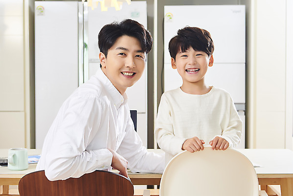 포토 JPG 남자 아들 어린이 비즈니스 가족 실내 미소 사람 앉기 상반신 성인 두명 앞모습 30대 화목 한국인 육아 가족라이프 업무 직장인 아빠 재택근무 부자지간 남자만 델타변이바이러스 육아대디 싱글대디 한부모가족 국내포토 직업 라이프스타일 뷰포인트 컨셉 관계 모션 표정 동양인 내부 장년 작업 바이러스 파일형식