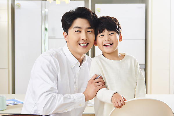 포토 JPG 남자 아들 어린이 비즈니스 가족 실내 미소 사람 앉기 상반신 성인 두명 앞모습 30대 화목 한국인 육아 잡기 가족라이프 업무 직장인 아빠 재택근무 부자지간 남자만 델타변이바이러스 육아대디 싱글대디 한부모가족 국내포토 직업 라이프스타일 뷰포인트 컨셉 관계 모션 표정 동양인 내부 장년 작업 바이러스 파일형식