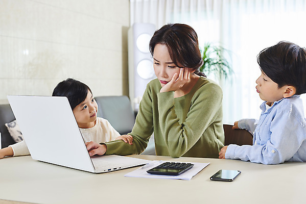 포토 JPG 응시 여자 남자 딸 아들 어린이 비즈니스 가족 엄마 실내 피곤 사람 앉기 상반신 성인 옆모습 세명 30대 노트북 스마트폰 턱괴기 한국인 육아 계산기 가족라이프 업무 직장인 재택근무 조르기 델타변이바이러스 국내포토 직업 라이프스타일 시선 뷰포인트 컨셉 관계 모션 문구용품 동양인 내부 장년 전자제품 핸드폰 스마트기기 장비 작업 바이러스 파일형식