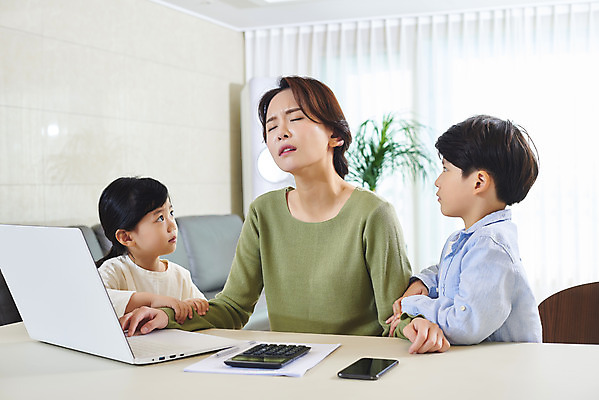 포토 JPG 여자 남자 딸 아들 어린이 비즈니스 가족 엄마 실내 피곤 사람 앉기 상반신 성인 앞모습 옆모습 세명 30대 노트북 스마트폰 눈감음 한국인 육아 계산기 잡기 가족라이프 업무 직장인 재택근무 조르기 델타변이바이러스 국내포토 직업 라이프스타일 뷰포인트 컨셉 관계 모션 문구용품 동양인 내부 장년 전자제품 핸드폰 스마트기기 장비 작업 바이러스 파일형식