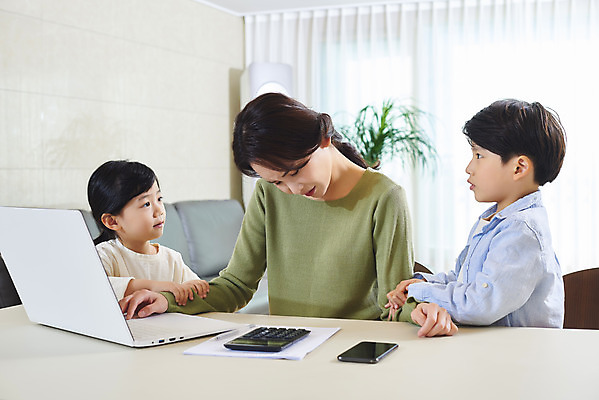 포토 JPG 여자 남자 딸 아들 어린이 비즈니스 가족 엄마 실내 피곤 사람 앉기 상반신 성인 앞모습 옆모습 세명 30대 노트북 스마트폰 한국인 육아 계산기 잡기 가족라이프 업무 직장인 재택근무 조르기 델타변이바이러스 국내포토 직업 라이프스타일 뷰포인트 컨셉 관계 모션 문구용품 동양인 내부 장년 전자제품 핸드폰 스마트기기 장비 작업 바이러스 파일형식
