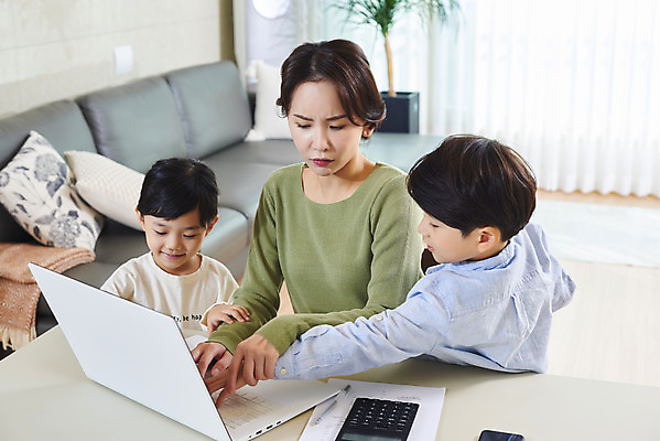 포토 JPG 여자 남자 딸 아들 어린이 장난 비즈니스 가족 엄마 실내 사람 앉기 상반신 성인 옆모습 세명 30대 노트북 한국인 육아 계산기 분노 잡기 가족라이프 업무 직장인 재택근무 방해 조르기 델타변이바이러스 국내포토 직업 라이프스타일 감정 뷰포인트 컨셉 관계 모션 문구용품 동양인 내부 장년 전자제품 장비 작업 바이러스 파일형식