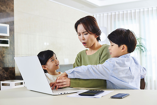 포토 JPG 여자 남자 딸 아들 어린이 장난 비즈니스 가족 엄마 실내 사람 앉기 상반신 성인 옆모습 세명 30대 노트북 스마트폰 한국인 육아 계산기 분노 잡기 가족라이프 업무 직장인 재택근무 방해 조르기 델타변이바이러스 국내포토 직업 라이프스타일 감정 뷰포인트 컨셉 관계 모션 문구용품 동양인 내부 장년 전자제품 핸드폰 스마트기기 장비 작업 바이러스 파일형식