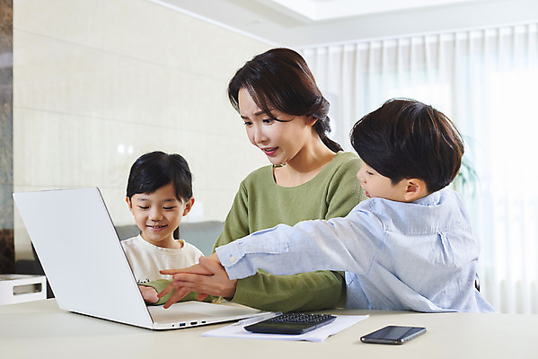 포토 JPG 여자 남자 딸 아들 어린이 장난 비즈니스 가족 엄마 실내 사람 앉기 상반신 성인 옆모습 세명 30대 노트북 한국인 육아 분노 잡기 가족라이프 업무 직장인 재택근무 방해 조르기 델타변이바이러스 국내포토 직업 라이프스타일 감정 뷰포인트 컨셉 관계 모션 동양인 내부 장년 전자제품 작업 바이러스 파일형식