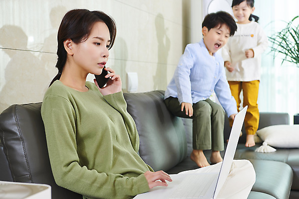 포토 JPG 전신 여자 남자 딸 아들 어린이 장난 비즈니스 가족 엄마 실내 서기 들기 사람 앉기 상반신 성인 옆모습 세명 30대 노트북 스마트폰 소파 한국인 육아 가족라이프 업무 직장인 집중 통화 재택근무 델타변이바이러스 국내포토 직업 라이프스타일 뷰포인트 컨셉 의자 관계 모션 동양인 내부 장년 전자제품 핸드폰 스마트기기 작업 바이러스 파일형식