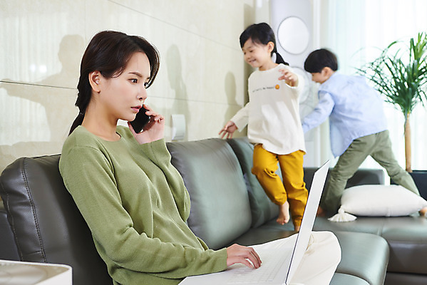 포토 JPG 전신 여자 남자 딸 아들 어린이 장난 비즈니스 가족 엄마 실내 서기 들기 사람 앉기 상반신 성인 옆모습 세명 30대 노트북 스마트폰 소파 한국인 육아 가족라이프 업무 직장인 집중 통화 재택근무 델타변이바이러스 국내포토 직업 라이프스타일 뷰포인트 컨셉 의자 관계 모션 동양인 내부 장년 전자제품 핸드폰 스마트기기 작업 바이러스 파일형식