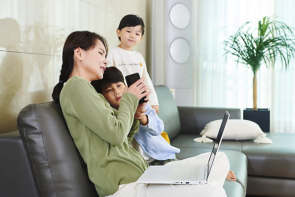 포토 JPG 전신 여자 남자 딸 아들 어린이 비즈니스 가족 엄마 실내 피곤 서기 사람 앉기 상반신 성인 옆모습 세명 30대 노트북 스마트폰 소파 한국인 육아 잡기 가족라이프 업무 직장인 재택근무 방해 조르기 델타변이바이러스 국내포토 직업 라이프스타일 뷰포인트 컨셉 의자 관계 모션 동양인 내부 장년 전자제품 핸드폰 스마트기기 작업 바이러스 파일형식