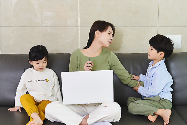 포토 JPG 전신 여자 남자 딸 아들 어린이 비즈니스 가족 엄마 실내 피곤 사람 앉기 상반신 성인 앞모습 옆모습 세명 30대 노트북 스마트폰 소파 한국인 육아 가족라이프 업무 직장인 재택근무 방해 조르기 델타변이바이러스 국내포토 직업 라이프스타일 뷰포인트 컨셉 의자 관계 모션 동양인 내부 장년 전자제품 핸드폰 스마트기기 작업 바이러스 파일형식