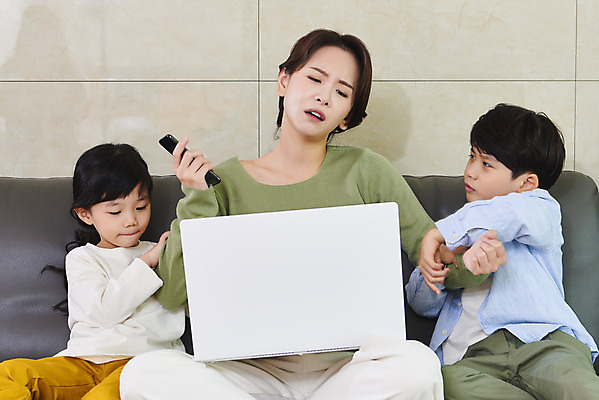 포토 JPG 여자 남자 딸 아들 어린이 비즈니스 가족 엄마 실내 피곤 사람 앉기 상반신 성인 앞모습 세명 30대 노트북 스마트폰 소파 한국인 육아 잡기 가족라이프 업무 직장인 재택근무 방해 조르기 델타변이바이러스 국내포토 직업 라이프스타일 뷰포인트 컨셉 의자 관계 모션 동양인 내부 장년 전자제품 핸드폰 스마트기기 작업 바이러스 파일형식