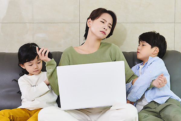 포토 JPG 여자 남자 딸 아들 어린이 비즈니스 가족 엄마 실내 피곤 들기 사람 앉기 상반신 성인 앞모습 세명 30대 노트북 스마트폰 소파 한국인 육아 잡기 가족라이프 업무 직장인 재택근무 방해 조르기 델타변이바이러스 국내포토 직업 라이프스타일 뷰포인트 컨셉 의자 관계 모션 동양인 내부 장년 전자제품 핸드폰 스마트기기 작업 바이러스 파일형식