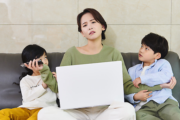 포토 JPG 응시 여자 남자 딸 아들 어린이 비즈니스 가족 엄마 실내 피곤 사람 앉기 상반신 성인 앞모습 세명 30대 노트북 스마트폰 소파 한국인 육아 잡기 가족라이프 업무 직장인 재택근무 조르기 델타변이바이러스 국내포토 직업 라이프스타일 시선 뷰포인트 컨셉 의자 관계 모션 동양인 내부 장년 전자제품 핸드폰 스마트기기 작업 바이러스 파일형식