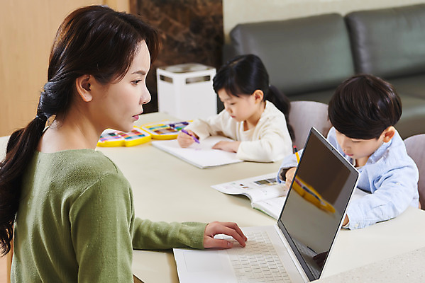 포토 JPG 학생 여자 남자 딸 아들 어린이 비즈니스 가족 엄마 실내 사람 앉기 상반신 성인 옆모습 세명 30대 노트북 소파 연필 화목 한국인 육아 가족라이프 업무 직장인 집중 크레파스 재택근무 델타변이바이러스 국내포토 직업 라이프스타일 뷰포인트 컨셉 의자 관계 모션 학용품 동양인 내부 장년 전자제품 필기구 작업 바이러스 파일형식