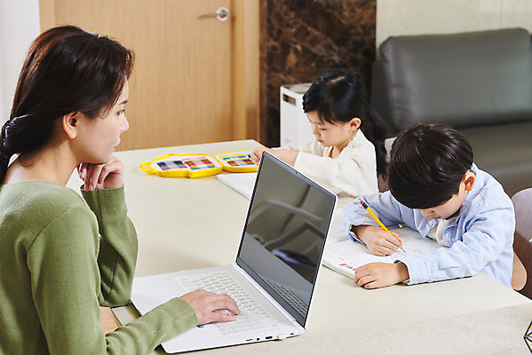 포토 JPG 학생 여자 남자 딸 아들 어린이 비즈니스 가족 엄마 실내 사람 앉기 상반신 성인 옆모습 세명 30대 노트북 연필 턱괴기 화목 한국인 육아 가족라이프 업무 직장인 그리기 집중 크레파스 재택근무 델타변이바이러스 국내포토 직업 라이프스타일 뷰포인트 컨셉 관계 모션 학용품 동양인 내부 장년 전자제품 필기구 작업 바이러스 파일형식