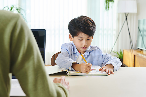 포토 JPG 학생 여자 남자 아들 어린이 비즈니스 가족 엄마 실내 사람 앉기 상반신 성인 두명 앞모습 뒷모습 신체부위 30대 연필 한국인 육아 잡기 가족라이프 업무 직장인 집중 팔 재택근무 델타변이바이러스 싱글맘 한부모가족 국내포토 직업 라이프스타일 뷰포인트 컨셉 관계 모션 학용품 동양인 내부 장년 필기구 작업 바이러스 파일형식