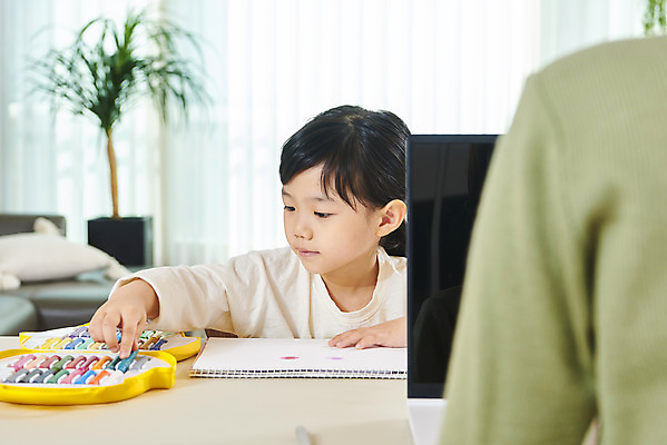 포토 JPG 여자 딸 어린이 비즈니스 가족 모녀 엄마 실내 미술 사람 앉기 상반신 성인 두명 앞모습 뒷모습 30대 화목 한국인 육아 가족라이프 업무 직장인 그리기 집중 스케치북 크레파스 팔 재택근무 여자만 델타변이바이러스 싱글맘 한부모가족 국내포토 직업 라이프스타일 뷰포인트 컨셉 관계 모션 문화예술 학용품 동양인 내부 신체부위 장년 작업 바이러스 파일형식