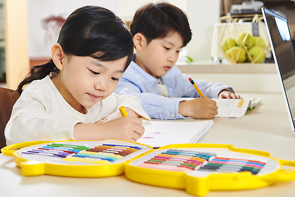 포토 JPG 학생 여자 남자 딸 아들 어린이 가족 실내 미술 사람 앉기 상반신 두명 옆모습 연필 한국인 잡기 가족라이프 그리기 집중 스케치북 크레파스 어린이만 델타변이바이러스 국내포토 라이프스타일 뷰포인트 컨셉 관계 모션 문화예술 학용품 동양인 내부 필기구 바이러스 파일형식